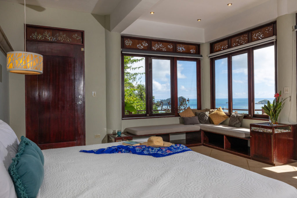 Pamper yourself in the comfort of this master bedroom, featuring a king-size bed, full air conditioning, and stunning ocean views of Manuel Antonio.