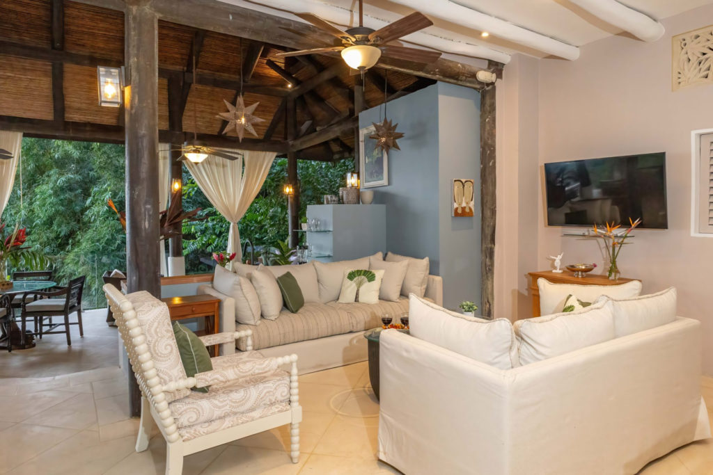 Casa Vista Azul boasts welcoming spaces perfect for enjoying with friends and family.