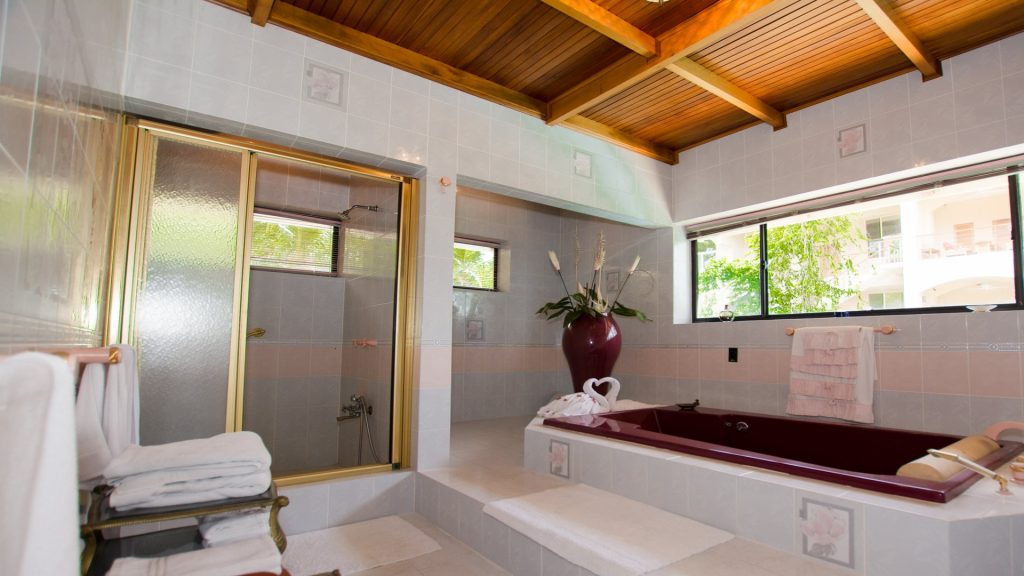 Come to papagayo and relax in this spacious bathroom.