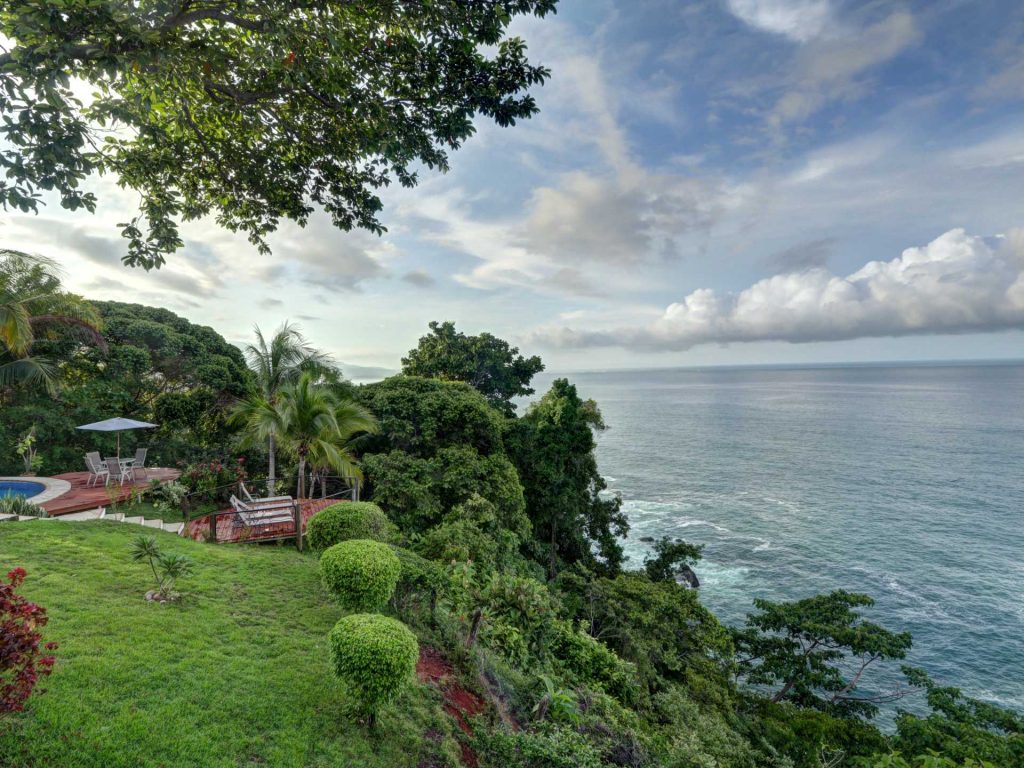 The property grounds drop down dramatically to the coast, surrounding you with awesome ocean views and sounds.