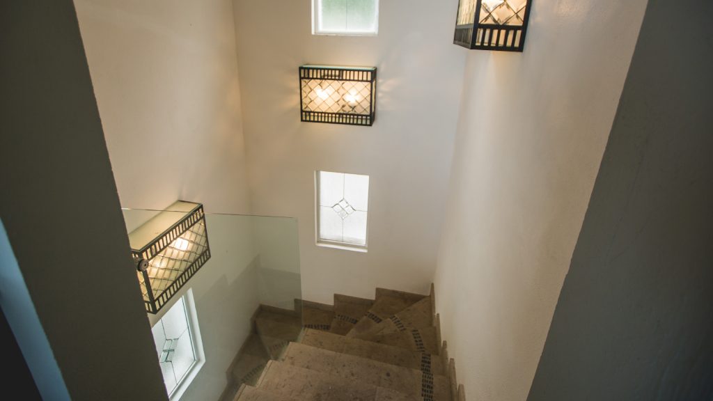 It might just be a stairway but the level of luxury this house provides, protrude through each and every corner of the house with lavish designs and decorative atmospheres. 