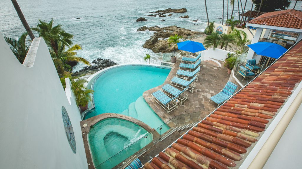 The upper view of the pool also offers pefect views of the coast. 