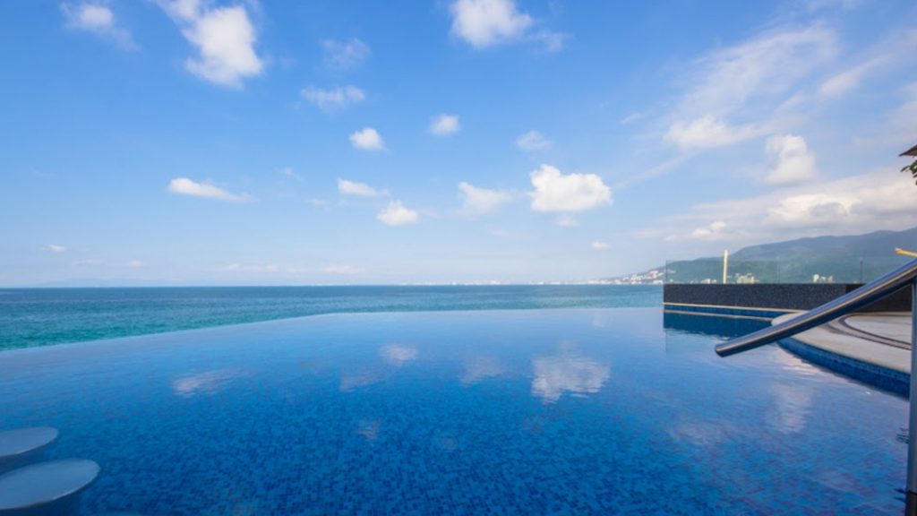 Tanke a dip in the infinity pool that almost meshes into the ocean. 