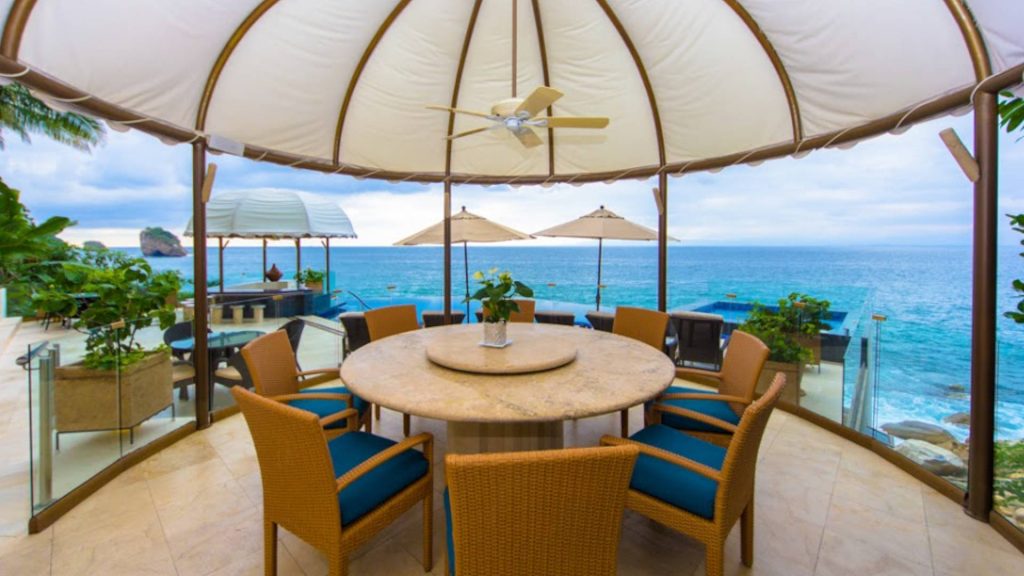 Enjoy a special meal outside with friends and family at this dining area for eight people. 