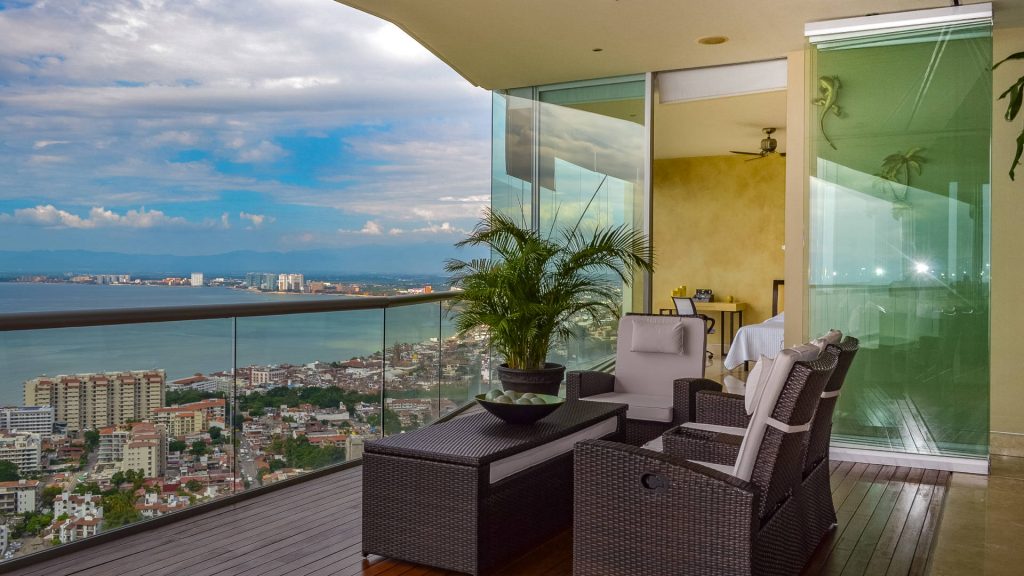 The glass railings really add to the perfect views and expands your viewing point. 