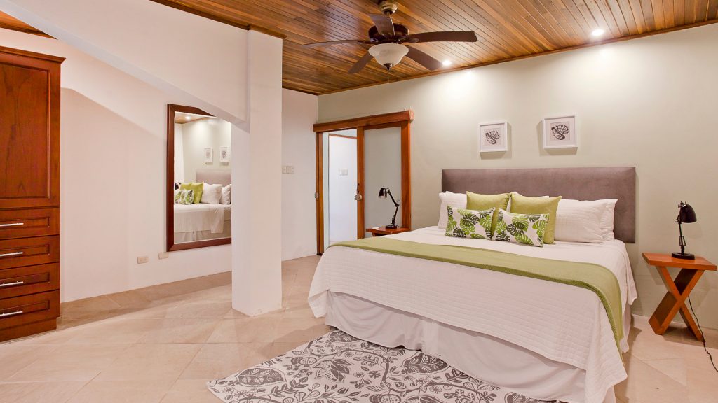 This large king guest bedroom is beautifully furnished, a great place to wake up every morning of your tropical adventure.
