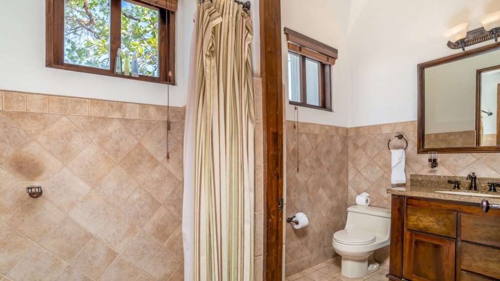 A beautiful bathroom with all amenities you might need.