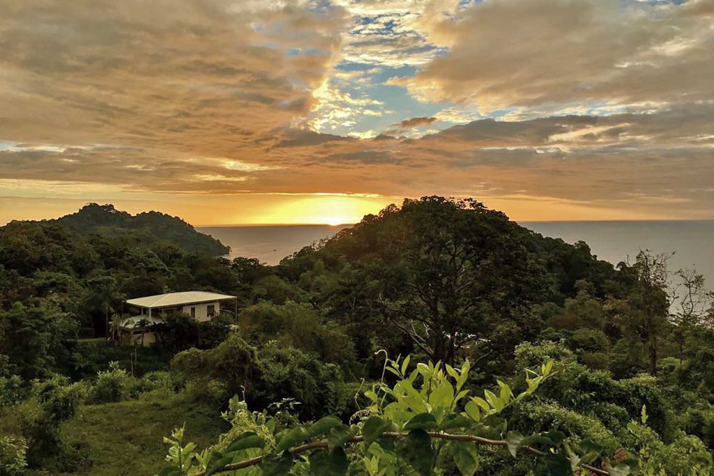The villa is set in a secluded area in Manuel Antonio perfect to catch the amazing sunsets over the Pacific.