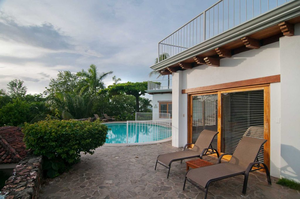 Lounge and relax while the kids play in the pool. Take a swim with them, after relaxing on this cozy chair