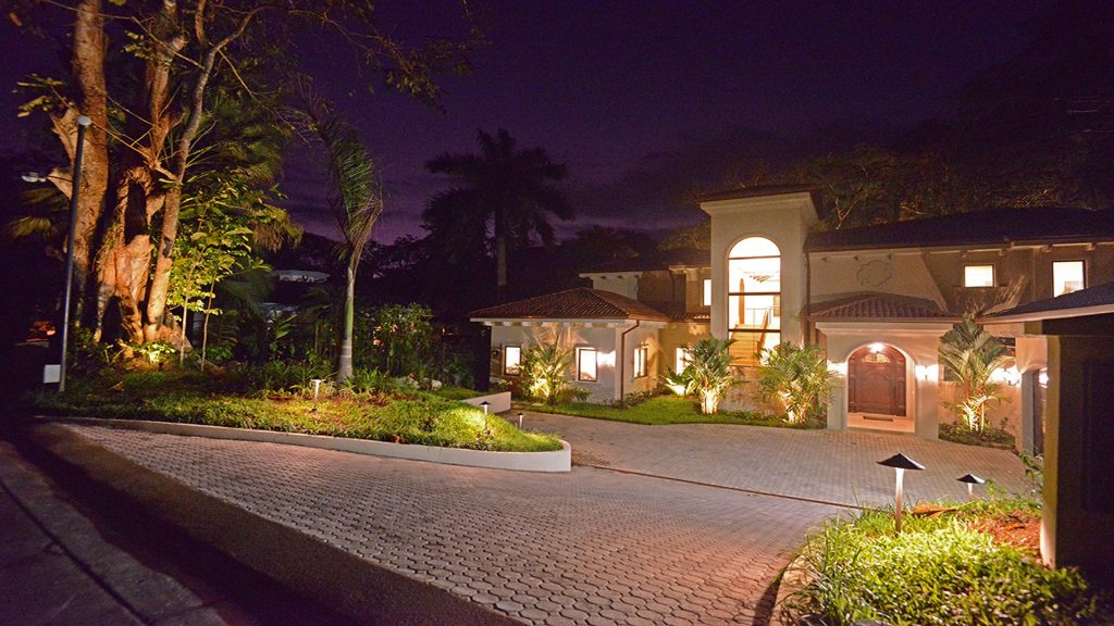 Well lighted elegant entryway to this property will leave you breathless, imagine yourself in this vacation spot   