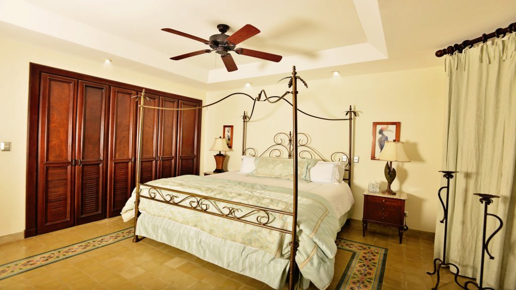 Bring family and friends with you while on vacation here in JA-18. THis 4 post bed is truly a gem