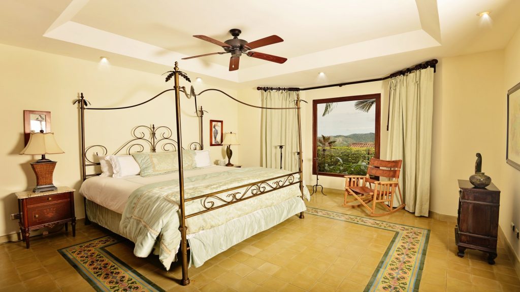 This 4 post bedroom has it all, style and comfort for your entire family while in Costa Rica 