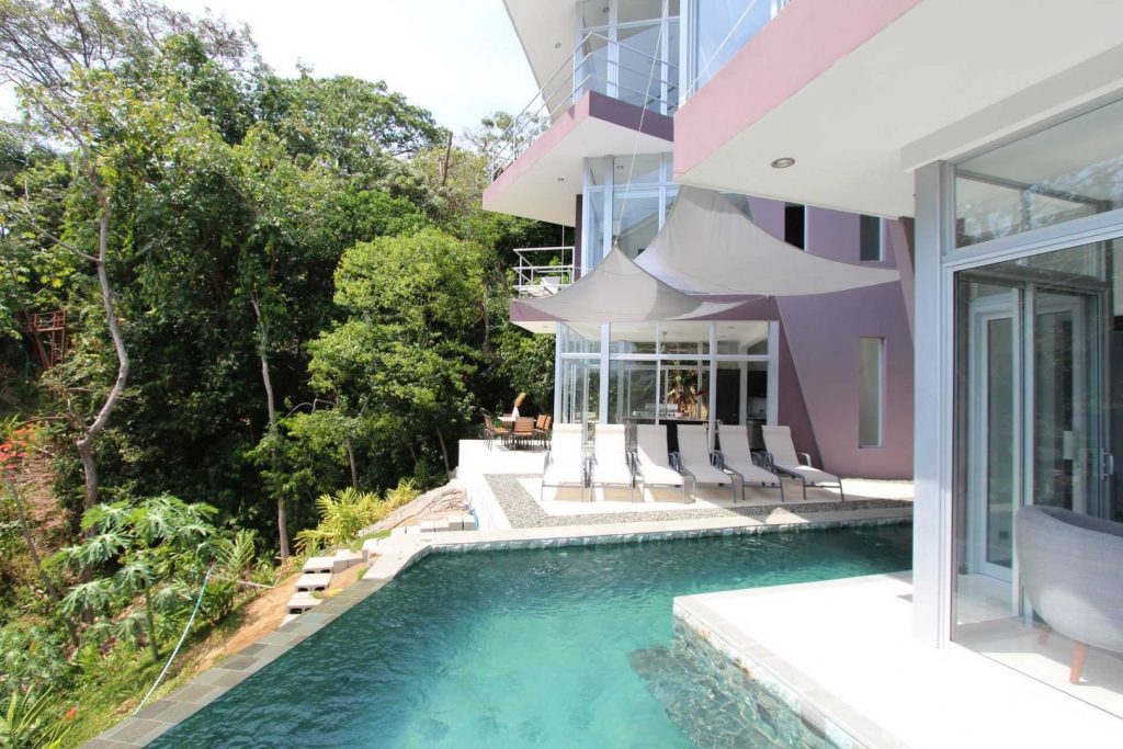 The infinity pool at this vacation villa rental in Manuel Antonio is perfect for enjoying the amazing ocean view and cooling off from the tropical sunshine of Manuel Antonio. 