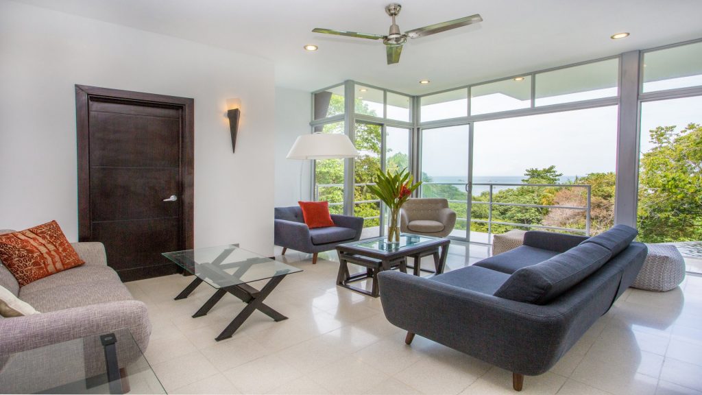 Your group can gather in the air-conditioned living room and have plenty of space to party after a warm beach day in Manuel Antonio.