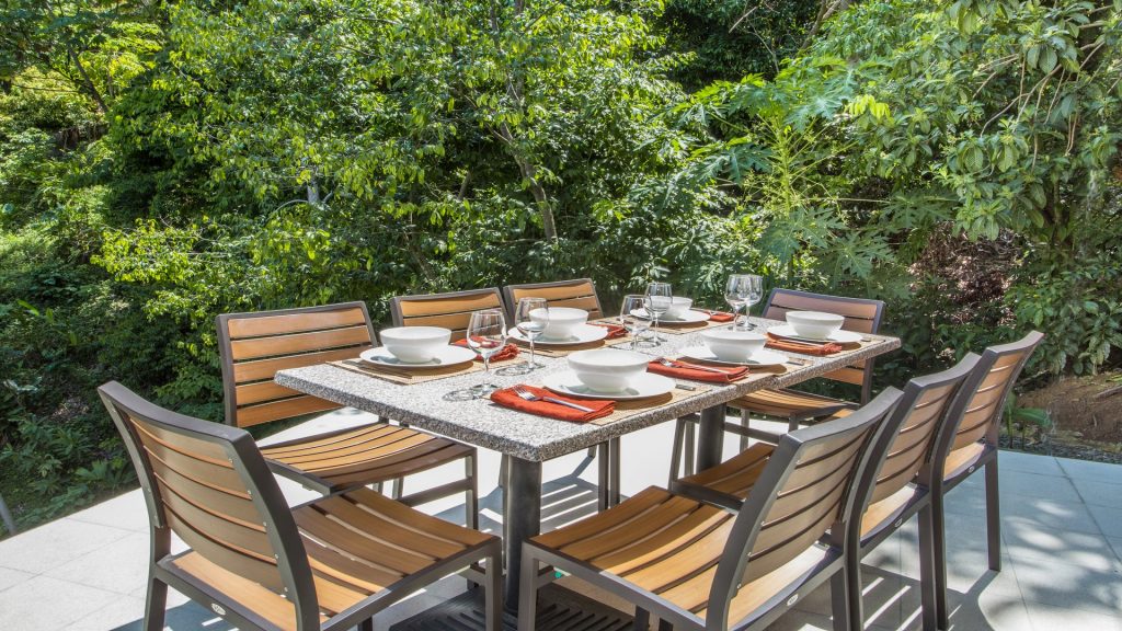 The 8 seat patio set offers extra dining space amid the tropical beauty of Manuel Antonio.