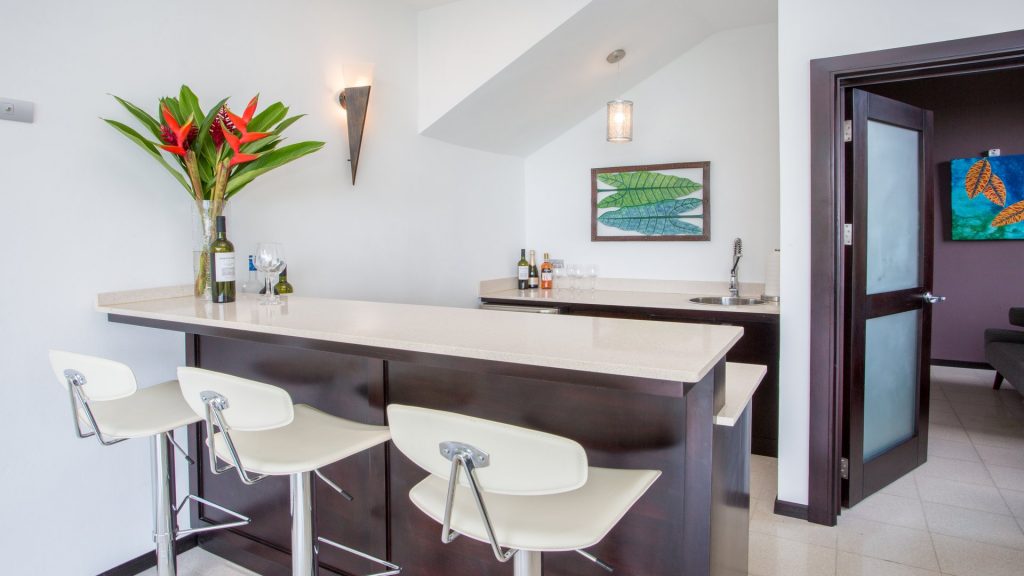 The 3 seat wet bar in the living room at this luxury rental in Manuel Antonio has lots of working space and a refrigerator for added convenience.