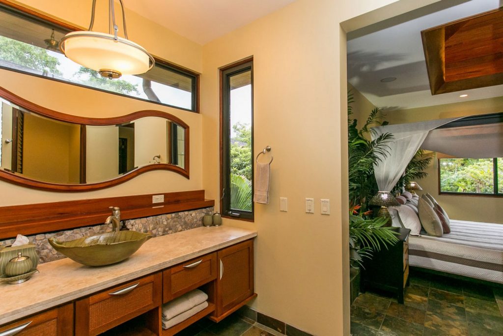 The bedrooms all have ensuite bathrooms where it is a pleasure to freshen up before a night out in Manuel Antonio.