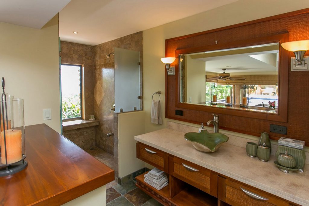 In the bathrooms we provide luxury amenities and soft towels.