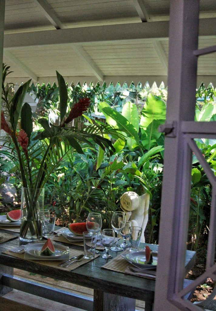 The dining room is outdoors to add a truly tropical element to your Manuel Antonio vacation. 