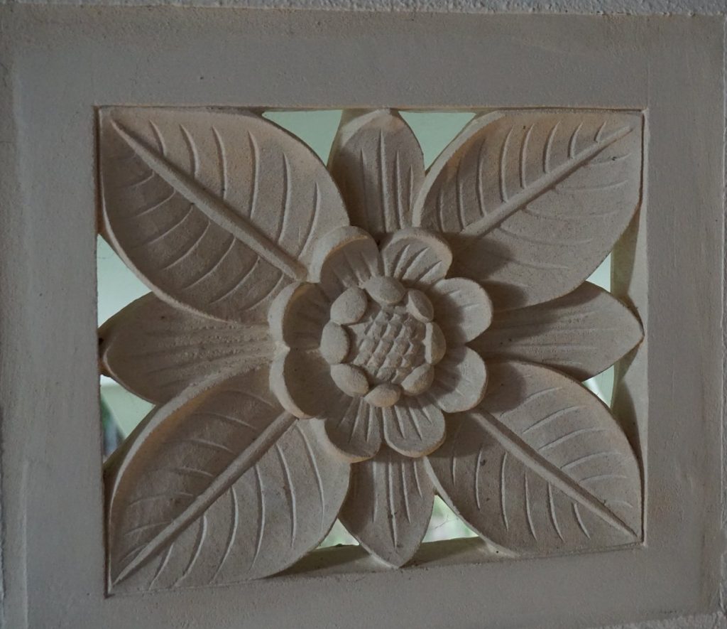 A detailed look at the gorgeous little window carvings found in the main house. 
