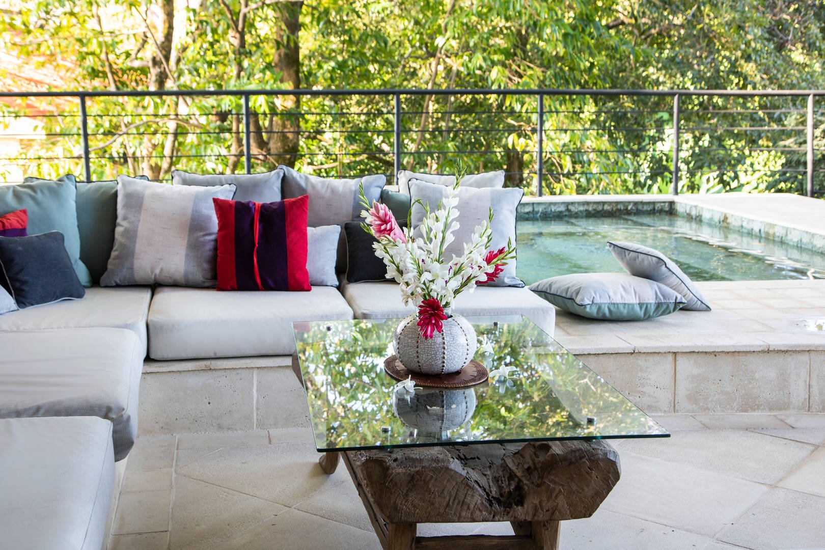 Outdoor lounge area overlooking a plunge pool and surrounded by lush greenery in Manuel Antonio