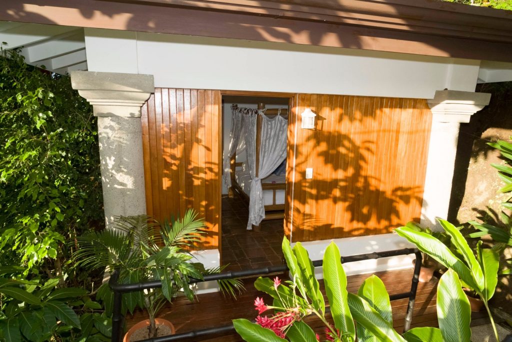 The villa can be rented with or without this gorgeous separate guest cottage with queen bed and private bathroom. 