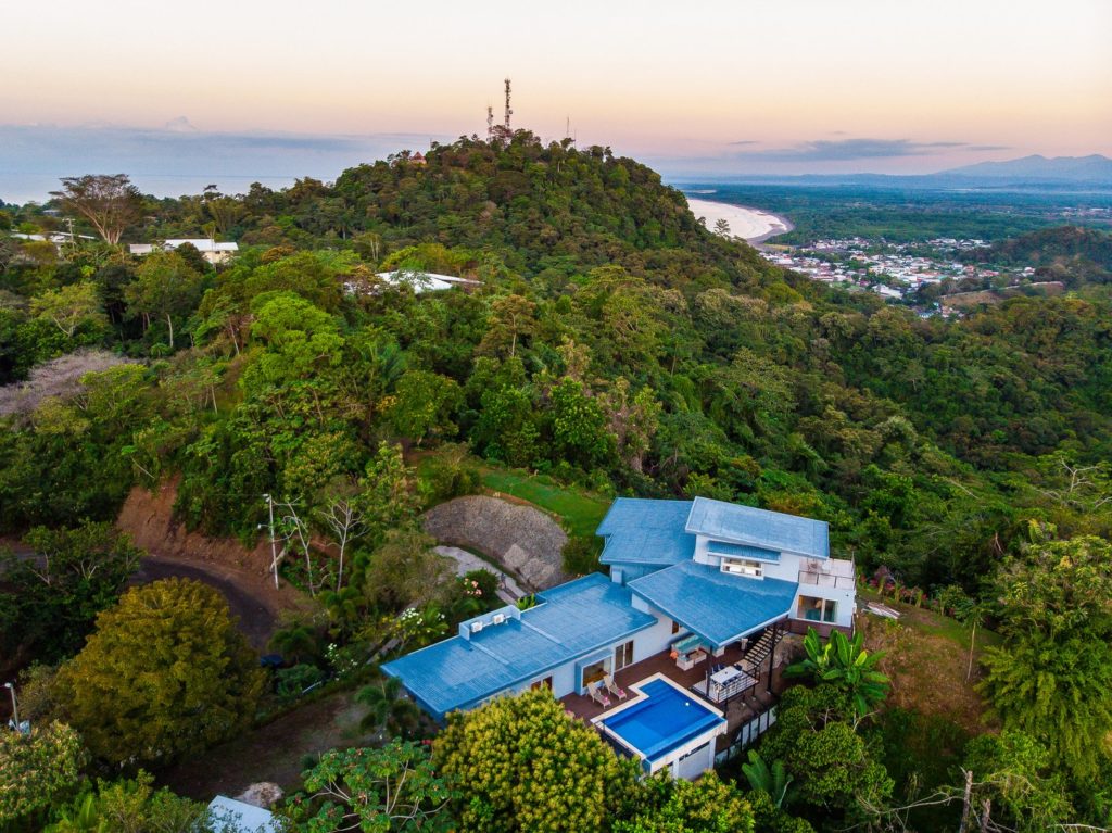 With the mountain and the ocean behind, the villa is part of a true tropical paradise.