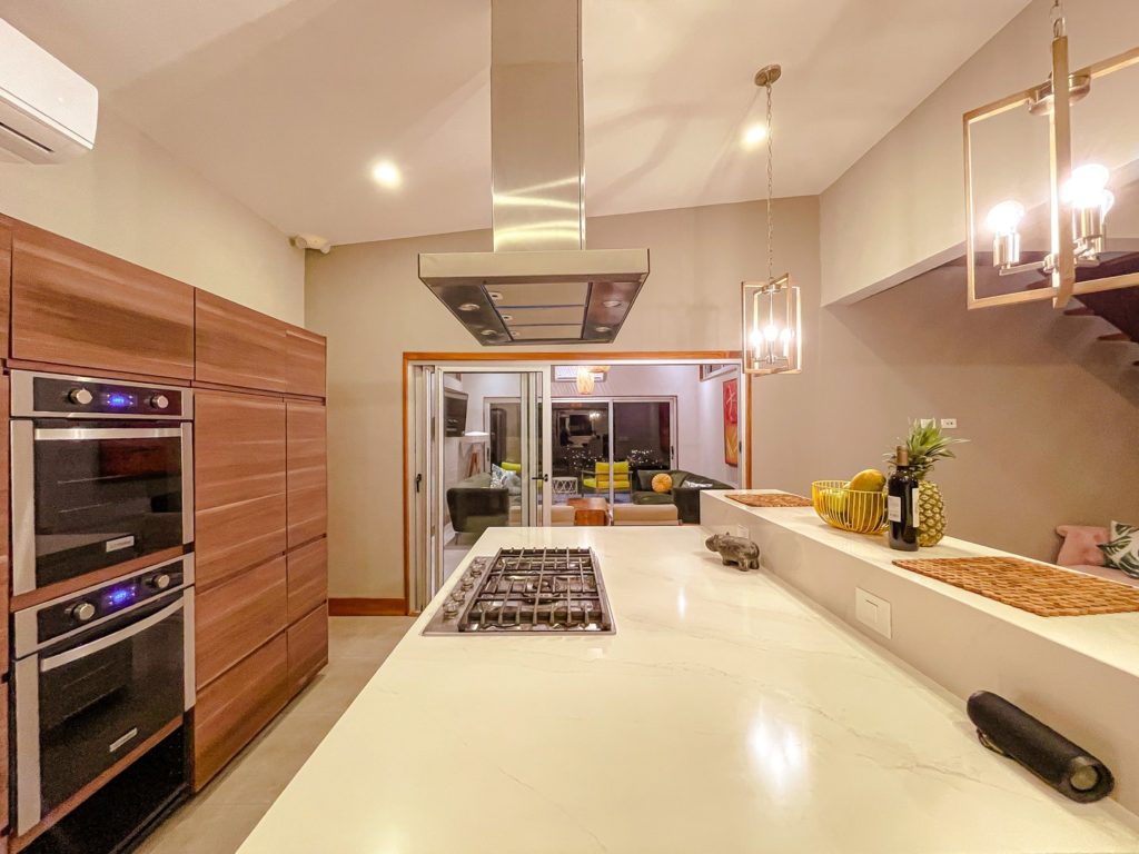 An awesome modern kitchen to prepare your favourite meal.