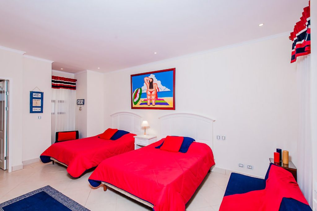 This bedroom has a clever Costa Rican flag color scheme.