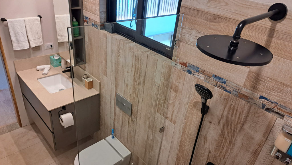 Large-bathroom-with-modern- amenities