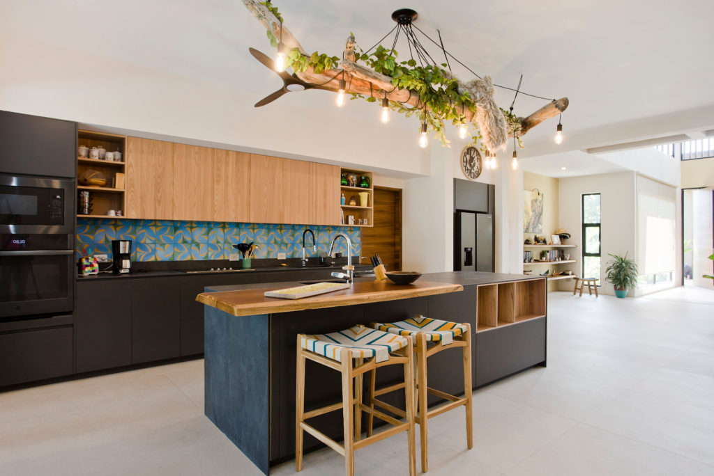 Welcoming and refined breakfast bar accompanied by a fully equipped modern kitchen.