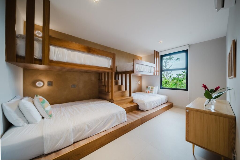 A flexible bunk room designed to comfortably bring groups together.