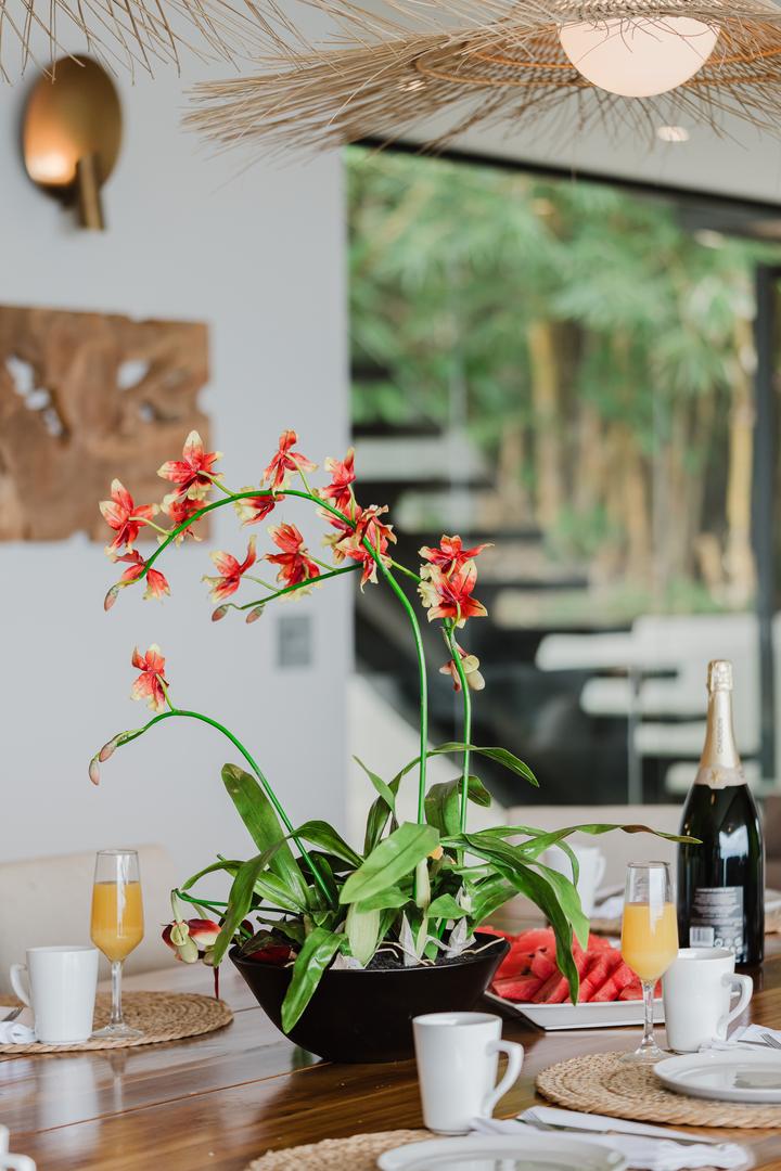 Dining table setting with tropical flowers and drinks in Manuel Antonio Costa Rica