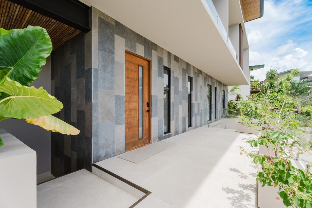 A composed entrance where clean lines meet the surrounding greenery.