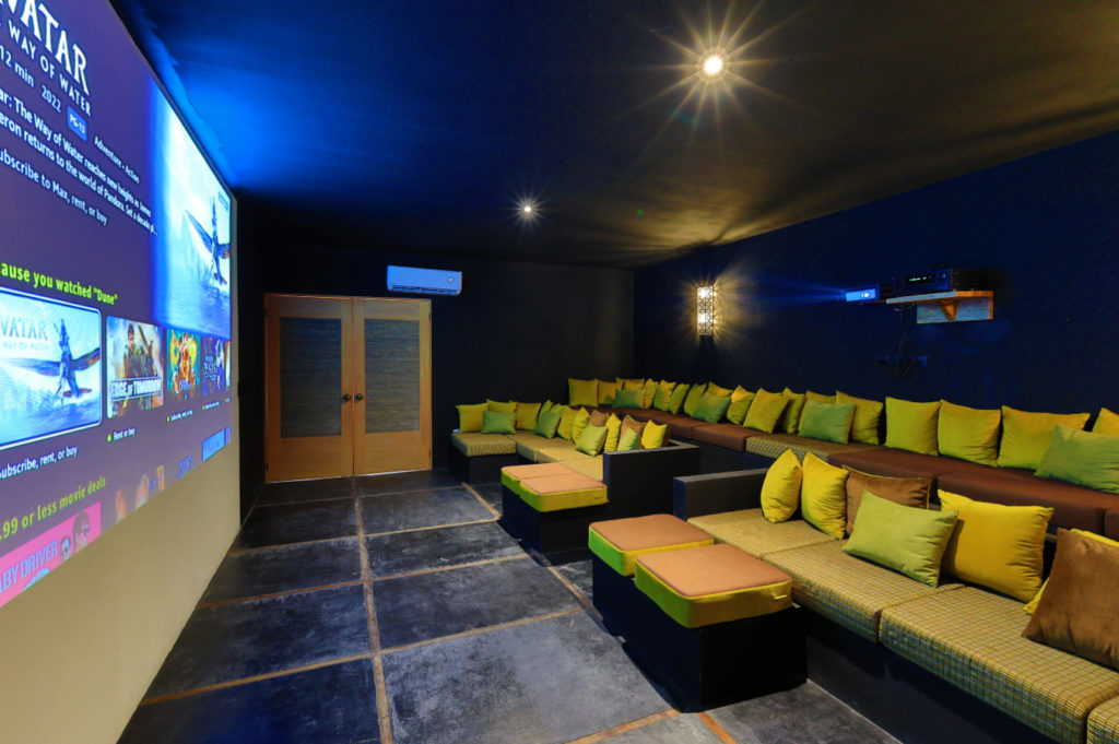 Indulge in movie nights at the fully air-conditioned cinema, furnished with cozy tiered sofa seating, a top-of-the-line digital projector, and snack provisions for your enjoyment.