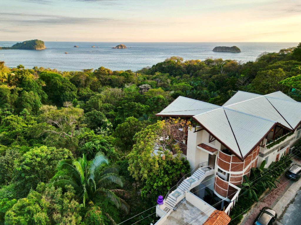 Discover the enchantment of Manuel Antonio, Costa Rica. A picturesque town where the breathtaking beaches blend harmoniously with the rich biodiversity of the lush surrounding forest.