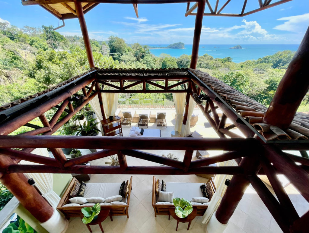 Boasting exclusive vistas of the ocean and the protected forest of Manuel Antonio, this opulent vacation villa is situated in a prestigious location.