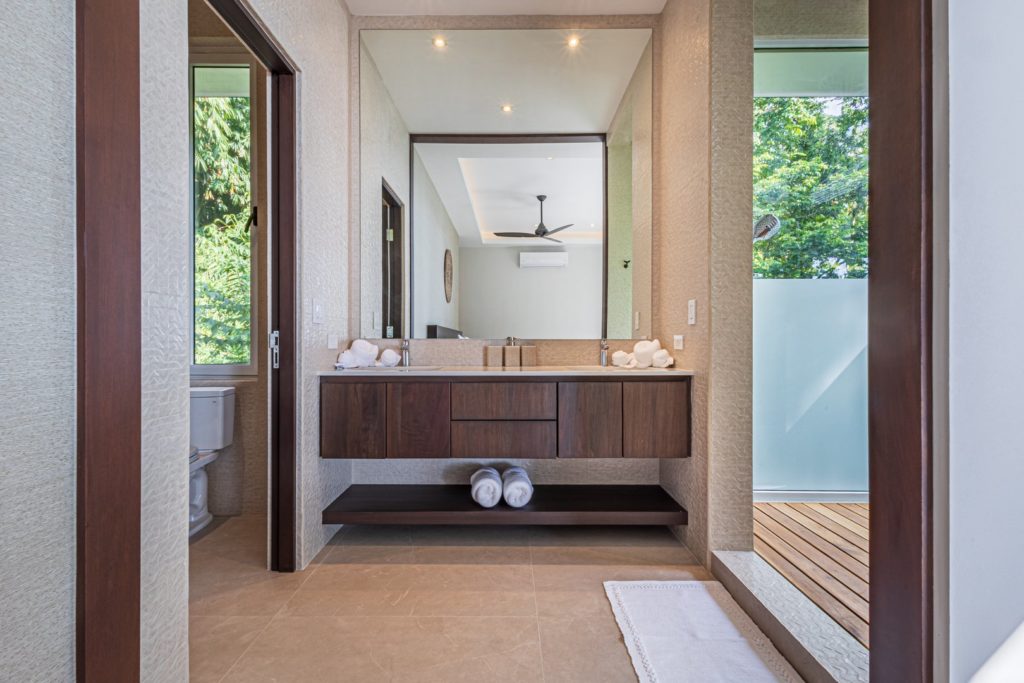 This modern bathroom is perfect in its design and use of contemporary and natural materials.