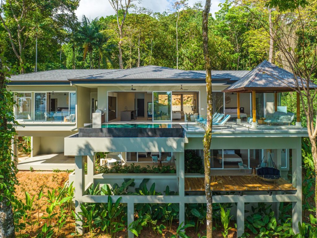 This amazing example of modern architecture sits perfectly within the lush rainforest.