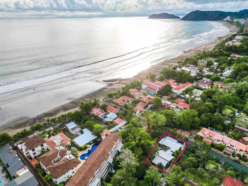 Just steps to the sand and the ocean ... a leisurely walk to town on the beach takes around 10-15 minutes.
