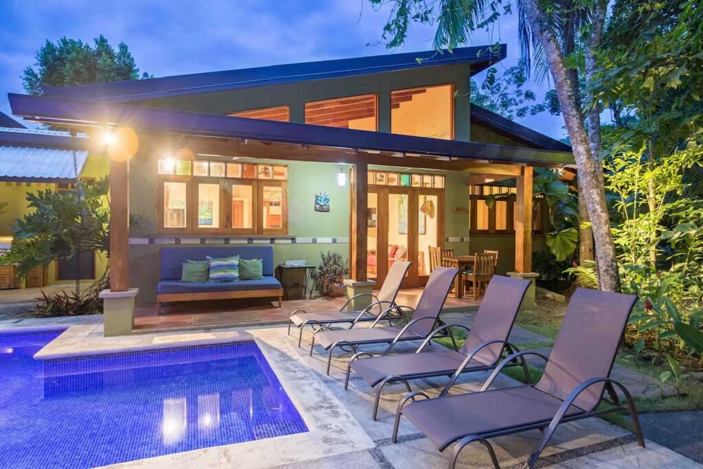 A beautiful home for your stay in Jaco, very close to the beach and surrounded by nature.